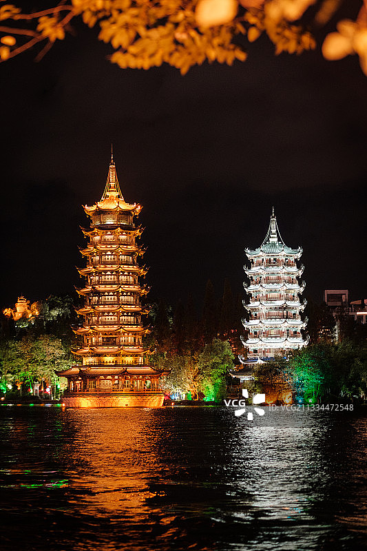 广西桂林两江四湖日月双塔夜景图片素材