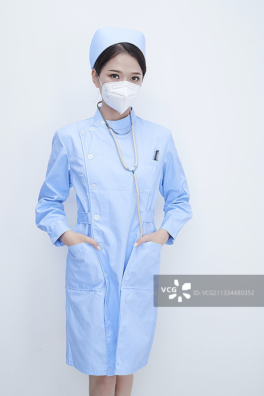 白色背景下的医护人员提示口罩佩戴的重要性图片素材