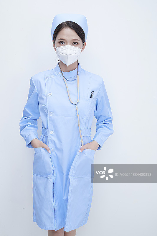 白色背景下的医护人员提示口罩佩戴的重要性图片素材