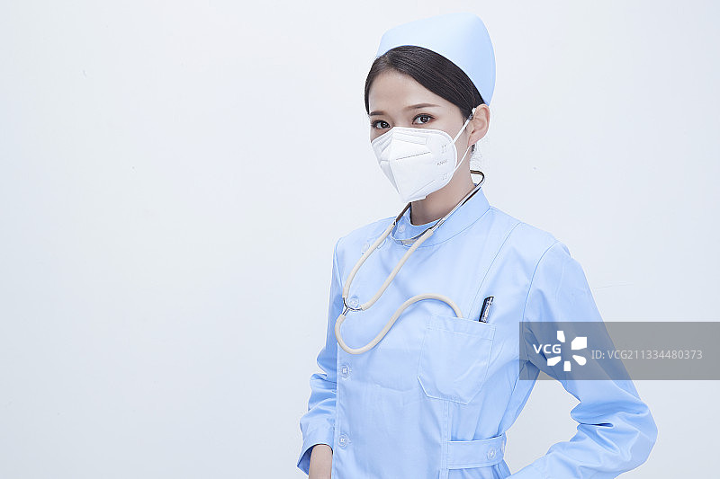白色背景下的医护人员提示口罩佩戴的重要性图片素材
