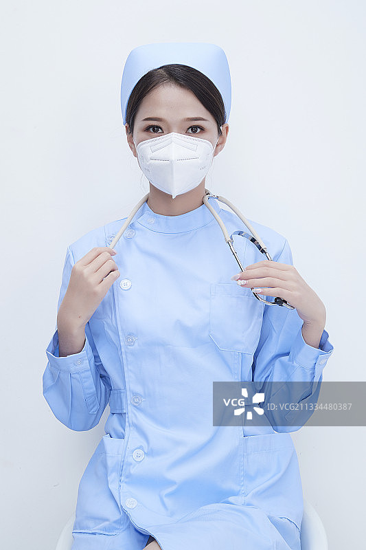 白色背景下的医护人员提示口罩佩戴的重要性图片素材