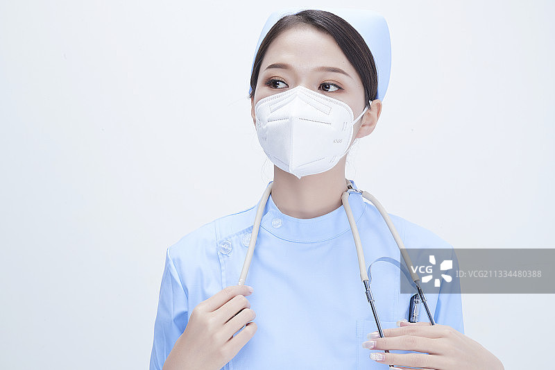 白色背景下的医护人员提示口罩佩戴的重要性图片素材
