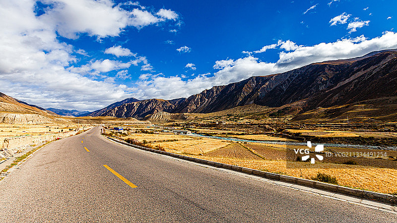 318国道，昌都短沿线风光图片素材
