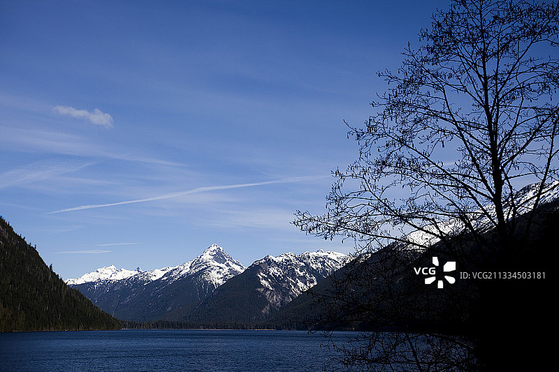 偏远湖泊和远处积雪山脉的风景图片素材