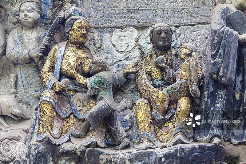 重庆大足宝顶山石刻：父母恩重经变相——哺乳养育恩、咽苦吐苦恩图片素材