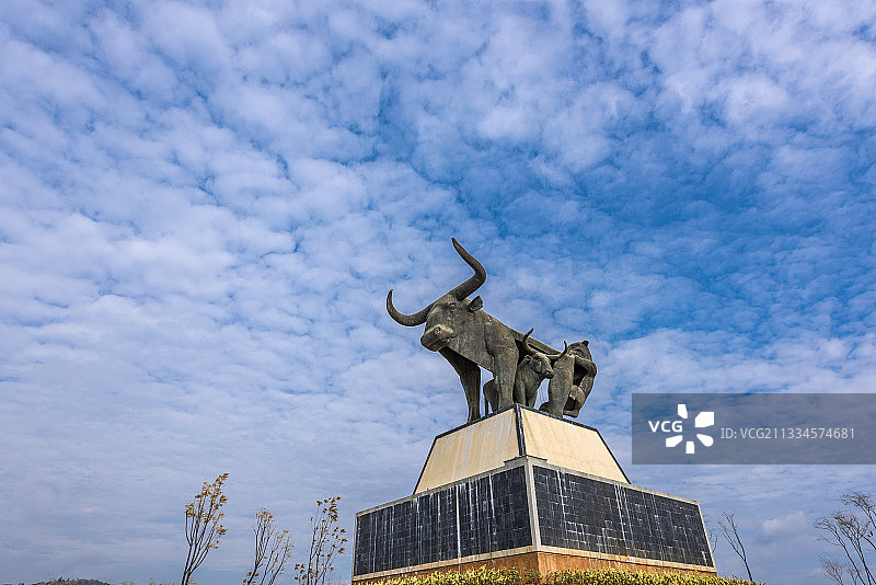 玉溪江川牛虎铜案图片素材