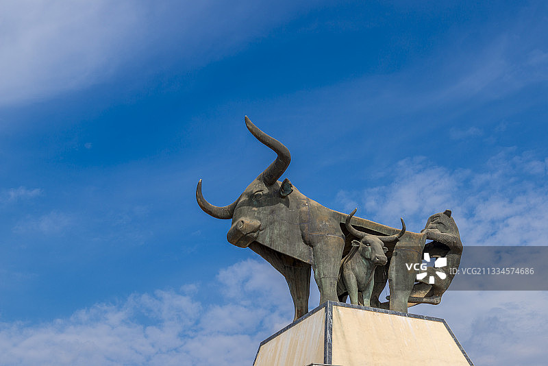 玉溪江川牛虎铜案图片素材