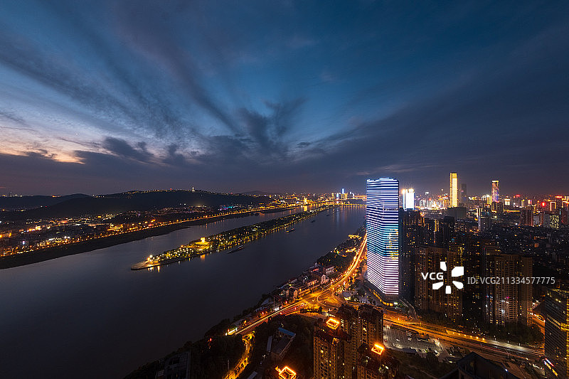 湖南省长沙市橘子洲头，保利大厦城市风光夜景，城市天际线图片素材