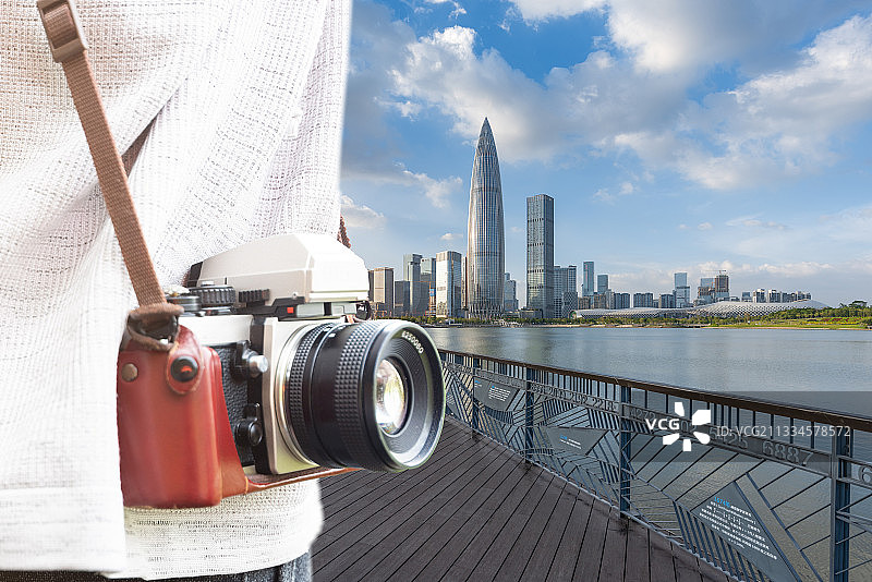 深圳湾人才公园和背着相机的旅行者图片素材