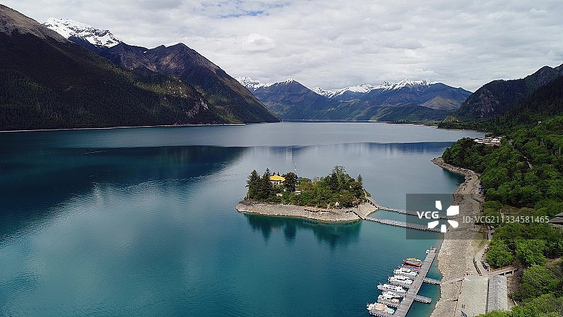 巴松措湖心岛图片素材