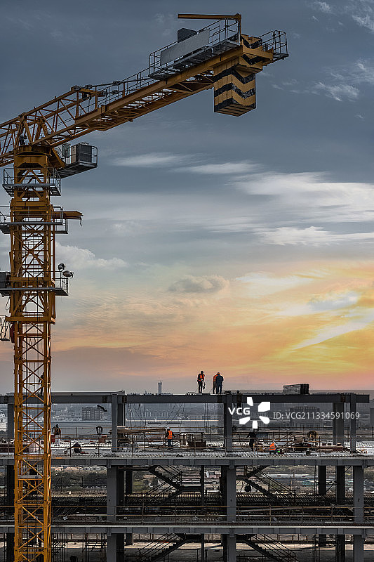 黄昏下的建筑工地图片素材