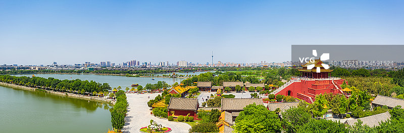 河南开封龙亭景区与都市天际线户外风光航拍视角图片素材