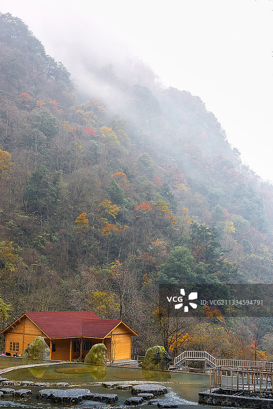 四川省雅安市天全县喇叭河 秋色 度假小屋图片素材