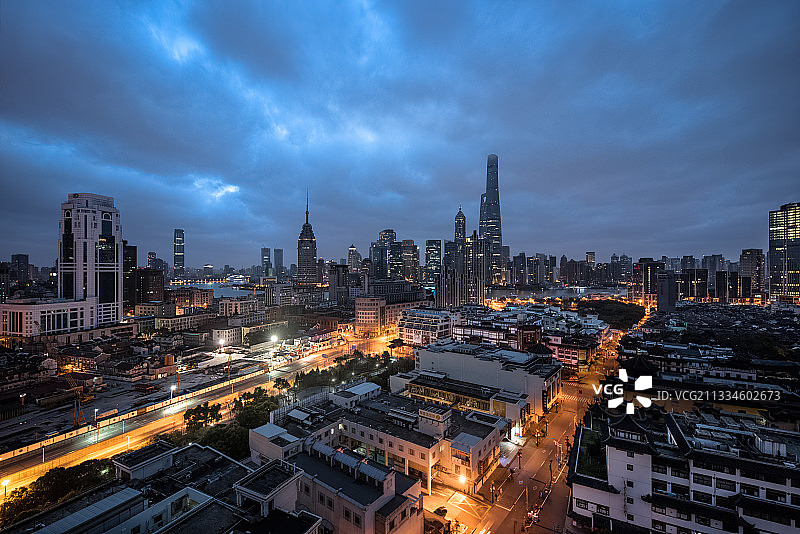 上海老城厢和陆家嘴的呼应图片素材