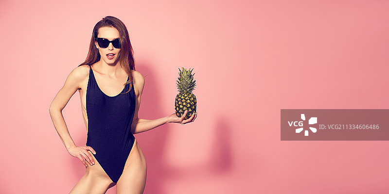 泳装少女，粉色背景图片素材