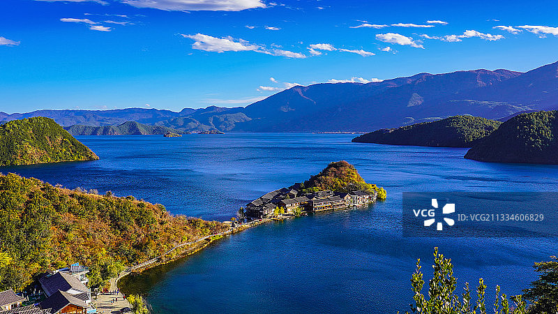 俯拍夕阳下泸沽湖里格半岛，湖光山色，人间天堂图片素材