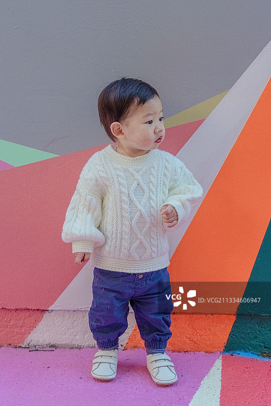 可爱男婴与彩色板块图片素材