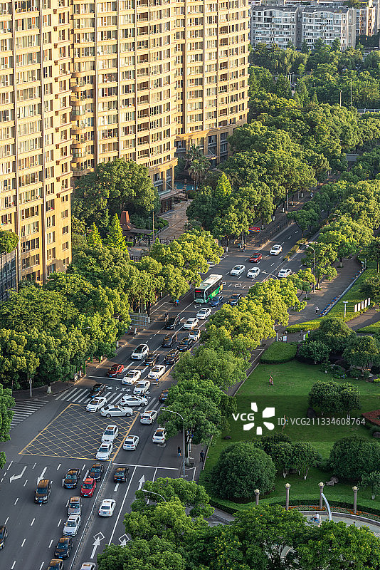 浙江宁波，高视角，楼房，车道，十字路口，绿色植物图片素材