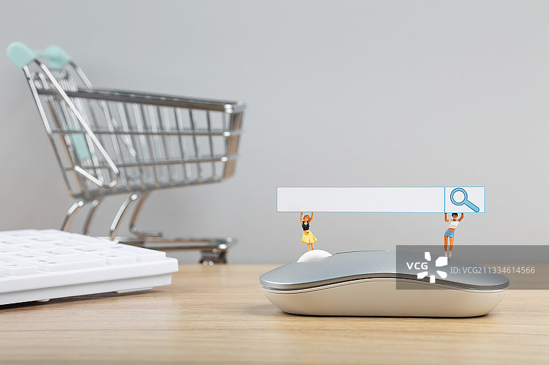 微缩创意站在鼠标上高举搜索框图片素材