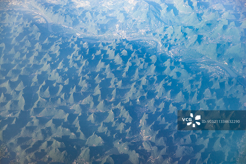 重庆至广州航线 航拍广西 桂林市区 喀斯特地貌 峰林 峰丛图片素材