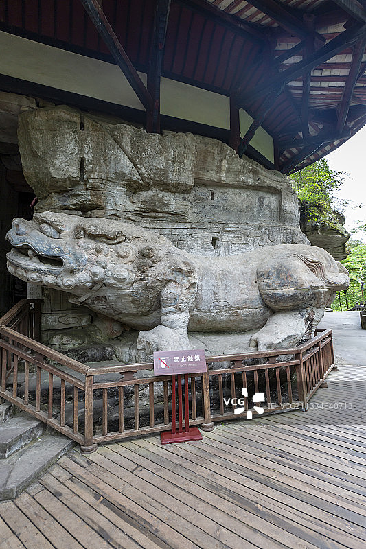 重庆大足石刻之宝顶山石刻：圆觉洞前石狮图片素材