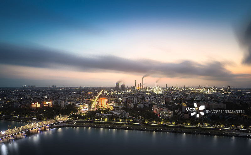 广东省茂名市茂南区油厂金色时刻内透日落图片素材