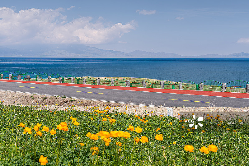 赛里木湖沥青公路图片素材