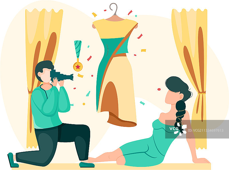 女人正在看新款连衣裙的设计图片素材