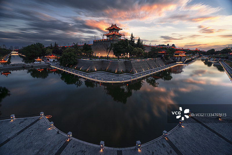 十四运陕西西安古城墙明城墙护城河日落晚霞图片素材