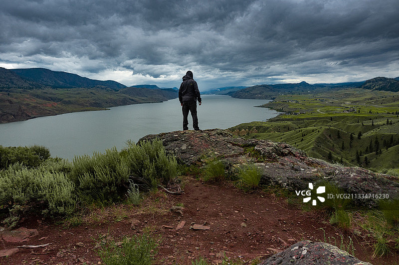 站在山顶俯瞰大地湖泊图片素材