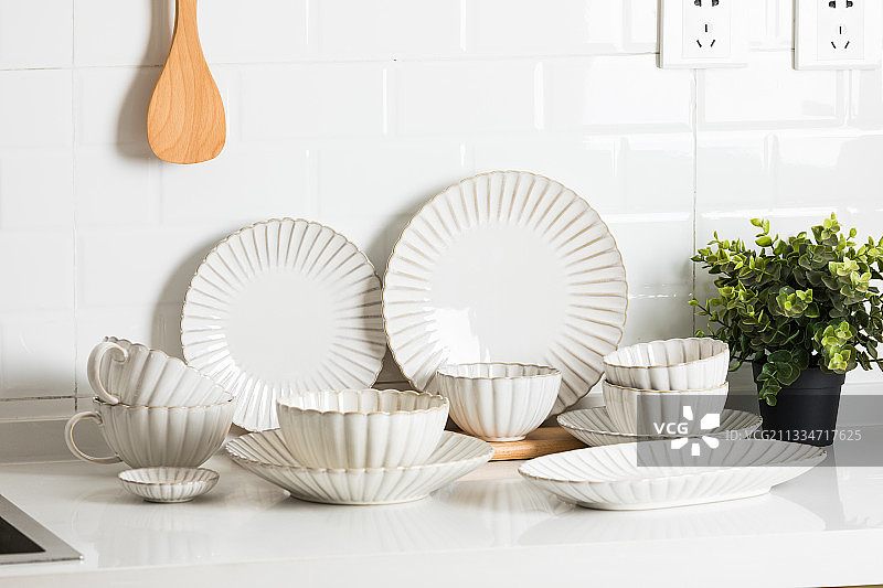 厨房的日式白釉餐具图片素材