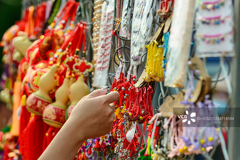 一直女性的右手在挑选香包图片素材