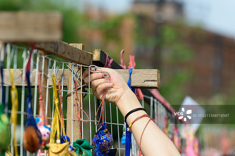 一直女性的右手在挑选香包图片素材