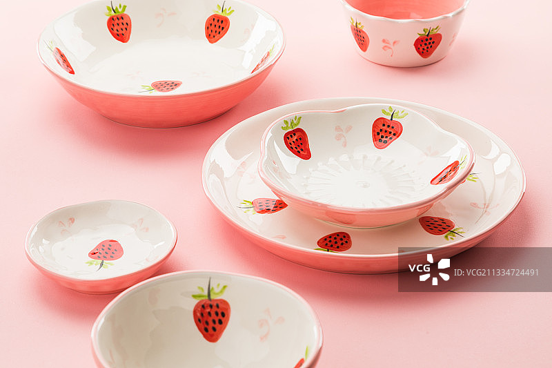 粉色背景卡通餐具套装图片素材