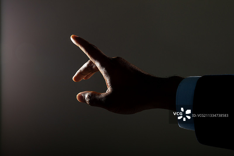商务人士触摸隐形屏幕特写图片素材