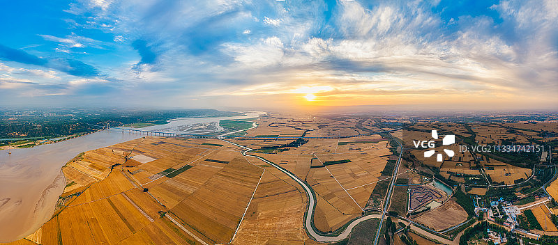 河南焦作黄河北岸麦地芒种时节夏季户外日落晚霞风光航拍视角图片素材