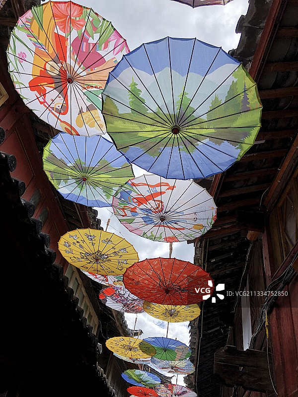 云南丽江古城的花伞街图片素材