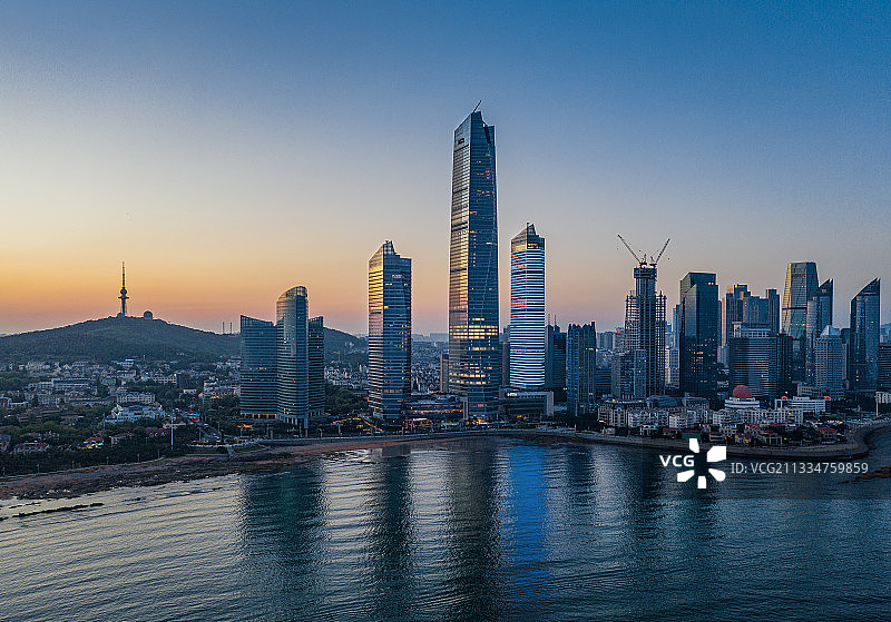 青岛海边浮山湾CBD夜景(海天中心)图片素材