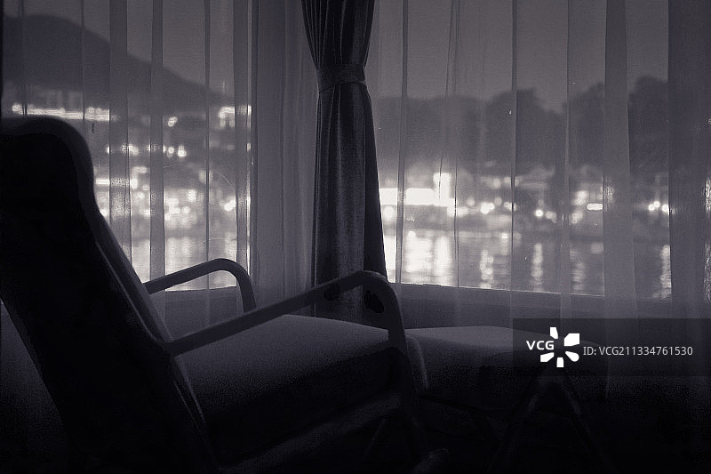 夜晚大理洱海的窗边图片素材