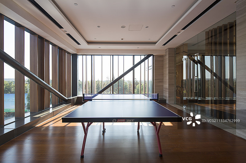 一间明亮的乒乓球室图片素材