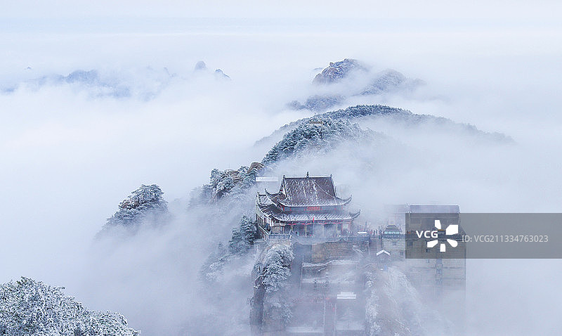 云雾漫锁天台寺图片素材