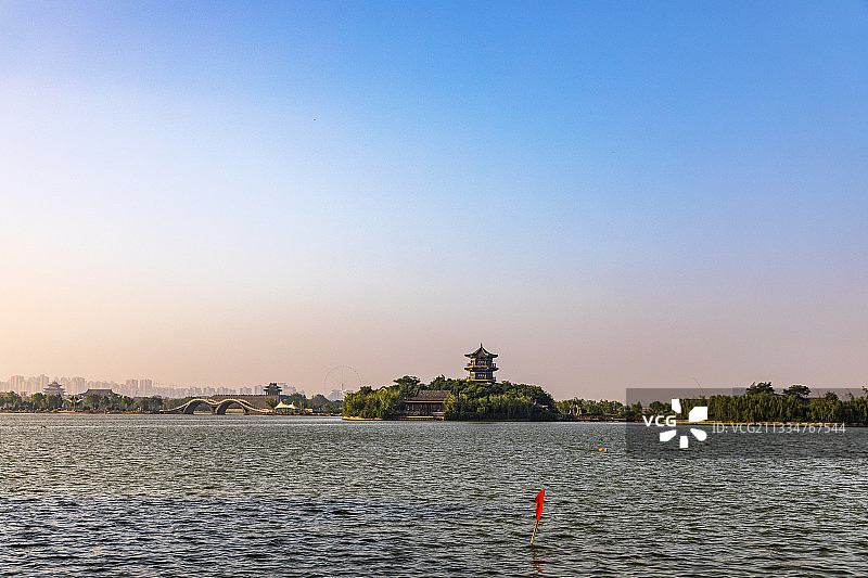 东昌湖夏日清凉晨景图片素材