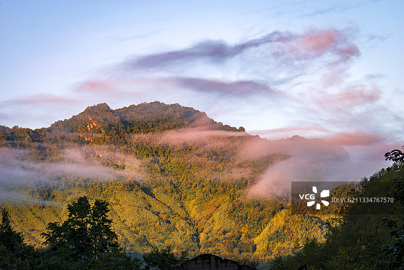日照金山薄云飘—绵阳市北川县白什乡风光图片素材