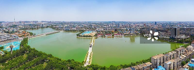 河南开封包公湖与城市天际线户外风光夏季航拍视角全景图片素材