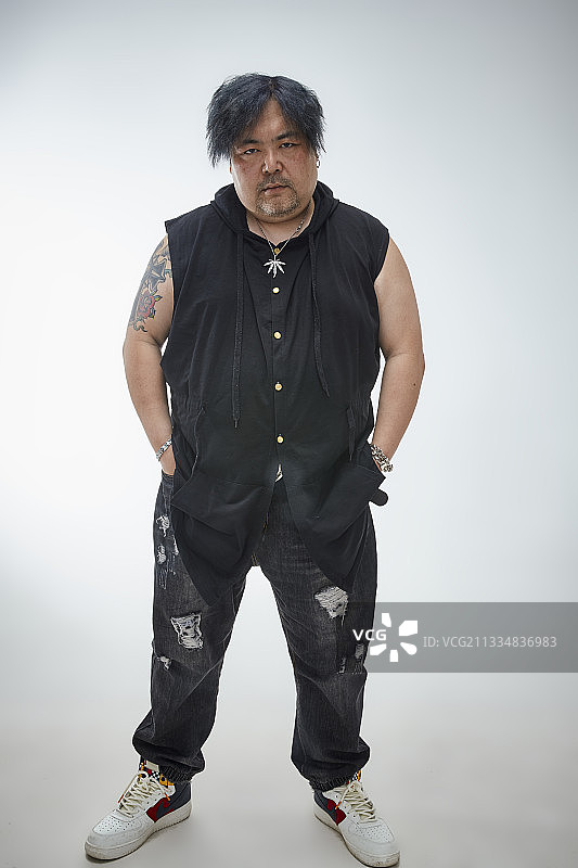 壮硕的亚洲男性说唱嘻哈歌手人像肖像图片素材