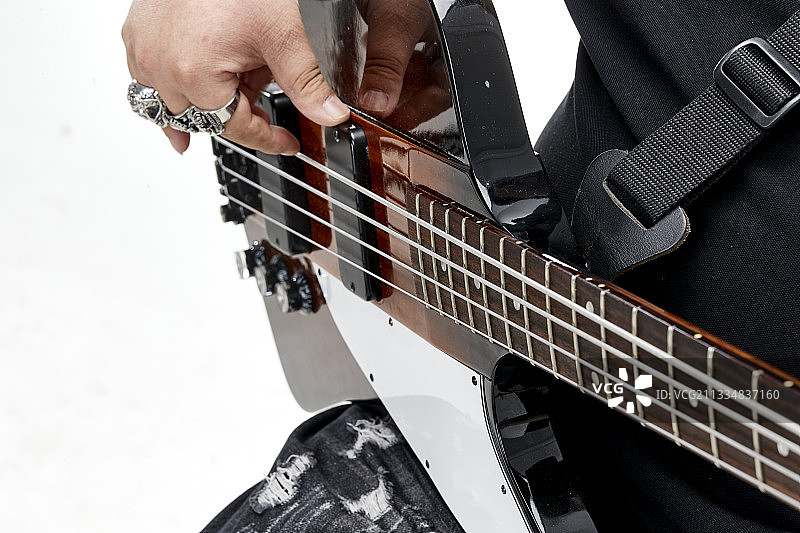 弹拨乐器贝斯（低音吉他）的局部展示图片素材