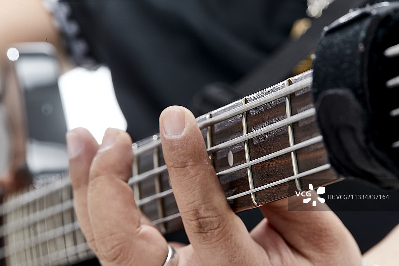 弹拨乐器贝斯（低音吉他）的局部展示图片素材