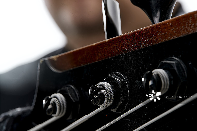 弹拨乐器贝斯（低音吉他）的局部展示图片素材