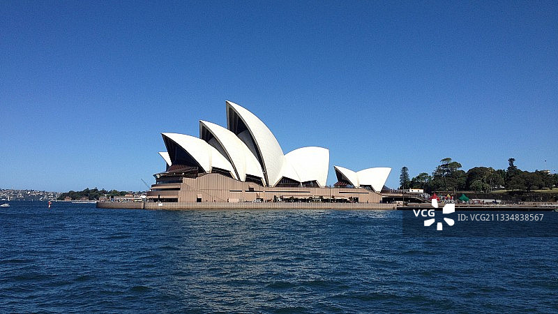 蓝天碧海中的悉尼歌剧院远景图片素材