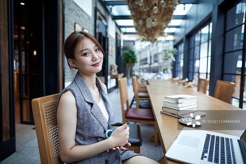 在室内使用电脑办公的亚洲白领女性图片素材